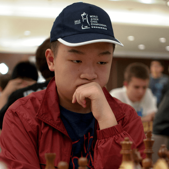 Com apenas 16 anos, garoto vence campeão mundial do xadrez
