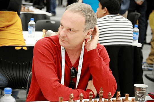 File:O GM Gilberto Milos Jr., multi-campeão brasileiro de xadrez, jogando  uma partida no salão do CXSP.jpg - Wikimedia Commons
