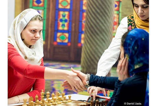 Mulher iraniana compete em torneio de xadrez sem hijab, Mundo