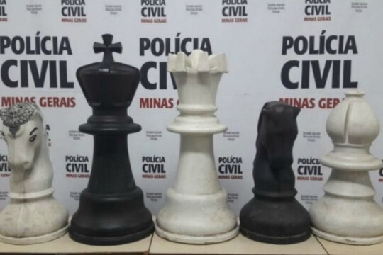 Peças de xadrez gigante são furtadas por estudantes em MG, Sul de Minas