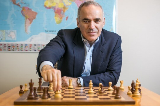 Lenda do xadrez Gary Kasparov deixa aposentadoria após 12 anos