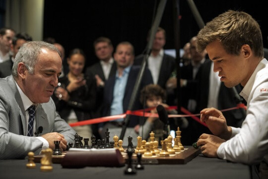 O menino Carlsen e o gigante Kasparov!!! 