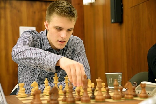 Conheça o jovem que chegou ao topo do mundo do xadrez – Monitor do