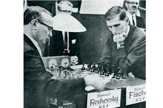 No xadrez, os sacrifícios  de cavalo são jogadas arrojadas que podem mudar completamente o rumo da  partida. Alekhine, renomado jogador, executou duas… - Mundo do Xadrez -  Medium