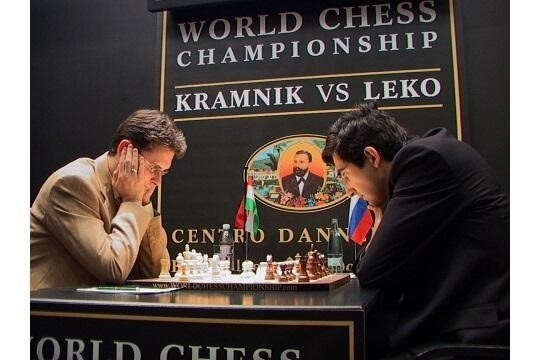 Campeonato Mundial da FIDE: o aventureiro Carlsen luta pelo empate 