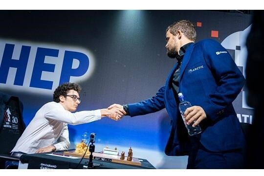 MAGNUS CARLSEN - Placa em caixa de madeira.