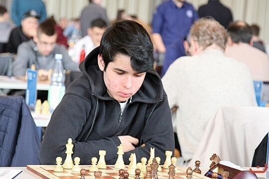 HUGO : . Jogador de xadrez com 2082 de rating LBX(Liga Brasileira de Xadrez),  ranqueado na FIDE(International Chess Federation) .Dá aulas e monta um  treinamento de acordo com o seu nível de