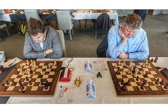 Bobby Fischer com 13 anos joga a variante Najdorf contra um