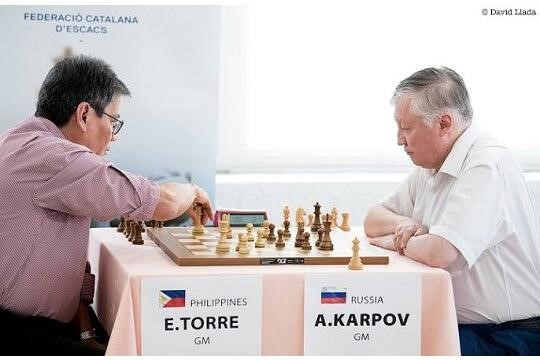 Anatoly Karpov jogando xadrez em uma simultânea em 1975.