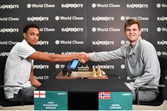 Carlsen com jogador do Liverpool