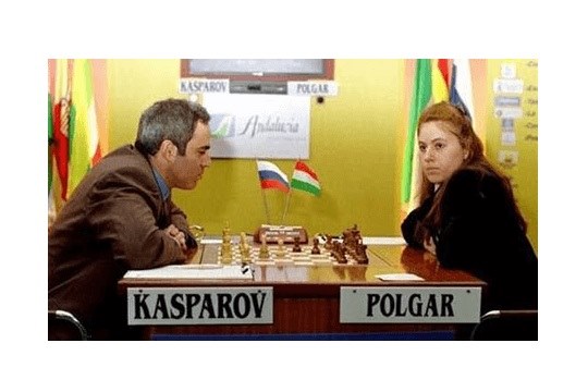 Kasparov jogando contra Judi Polgar