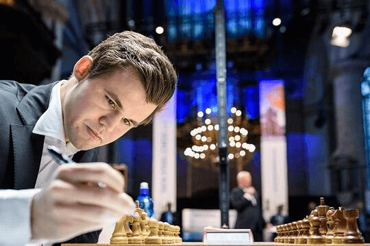 Magnus Carlsen revalida título mundial de xadrez - Mais modalidades - SAPO  Desporto