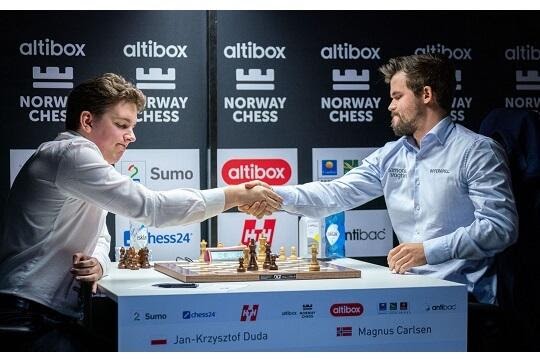 Magnus Carlsen jogando xadrez como Alphazero 